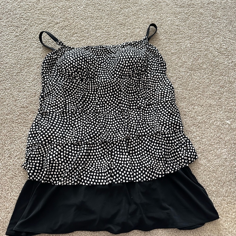 St Johns Bay NWT ONE-PIECE Secretly Slender women’s bathing suit. Never worn!